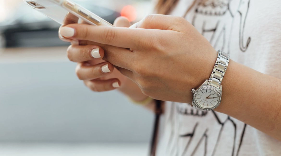 Centro Nacional de Cibersegurança “atento” às SMS fraudulentas para levantar encomendas. O que fazem as operadoras?