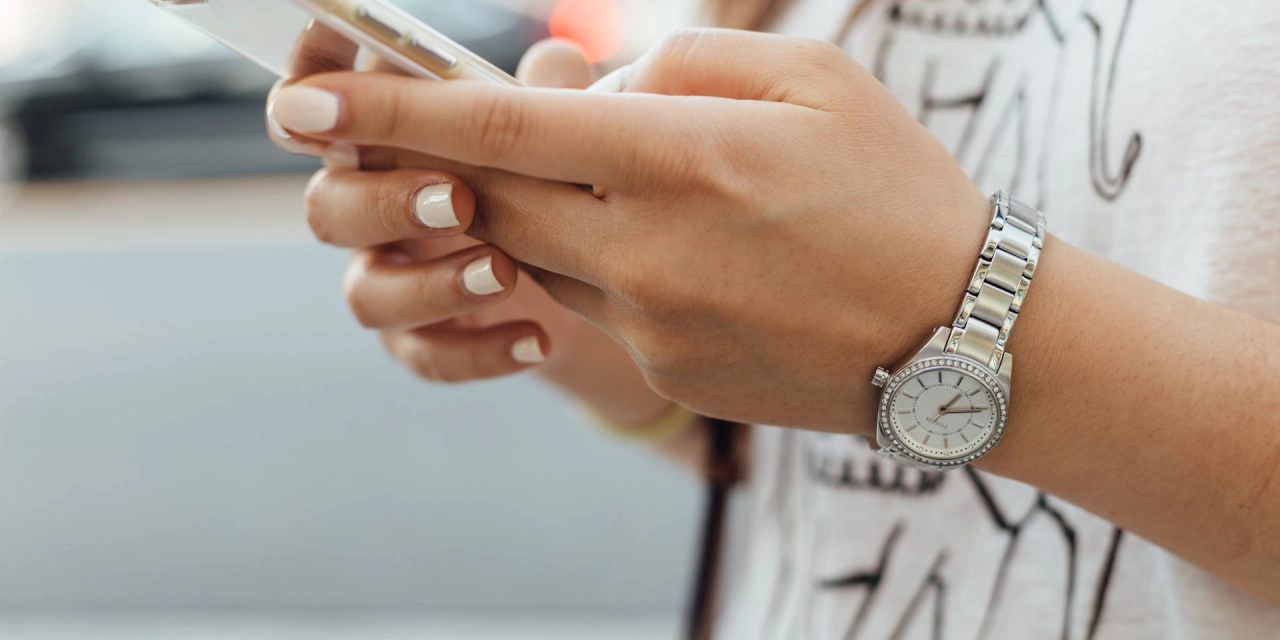 Centro Nacional de Cibersegurança “atento” às SMS fraudulentas para levantar encomendas. O que fazem as operadoras?